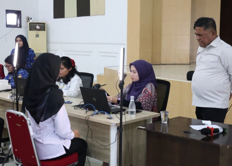 Kakanwil Ditjen Imigrasi Sumut, Dr.Parulian (kanan) saat memantau Seleksi Kompetensi Dasar (SKD) Penerimaan Calon Taruna/Taruni Politeknik Imigrasi dan Pemasyarakatan Indonesia (Poltekimipas) Tahun Anggaran 2026.(Satunusantara news/HO-Kanwil Imigrasi Sumut).