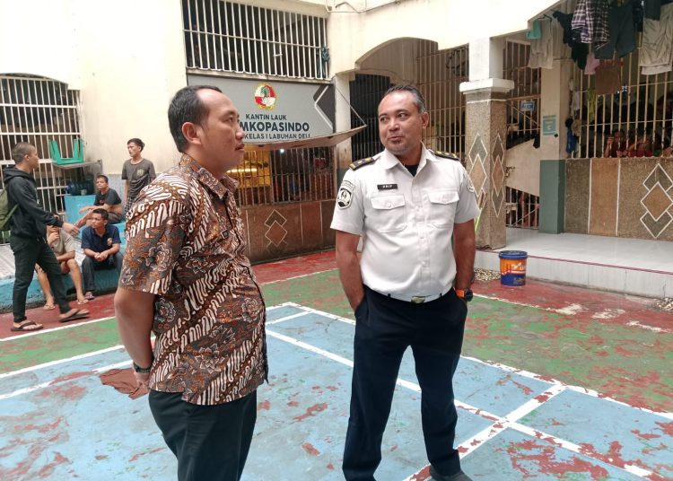 Kepala Rutan Kelas I Labuhan Deli, Eksa Rahnuzulian (kiri) bersama Kepala Kesatuan Pengamanan Rutan (Ka. KPR), Dicky Yehezkielm (kanan) saat kegiatan pemeriksaan dan pemantauan di area hunian Rutan Labuhan Deli.(Satumusamtara news/HO-Rutan Labuhan Deli).