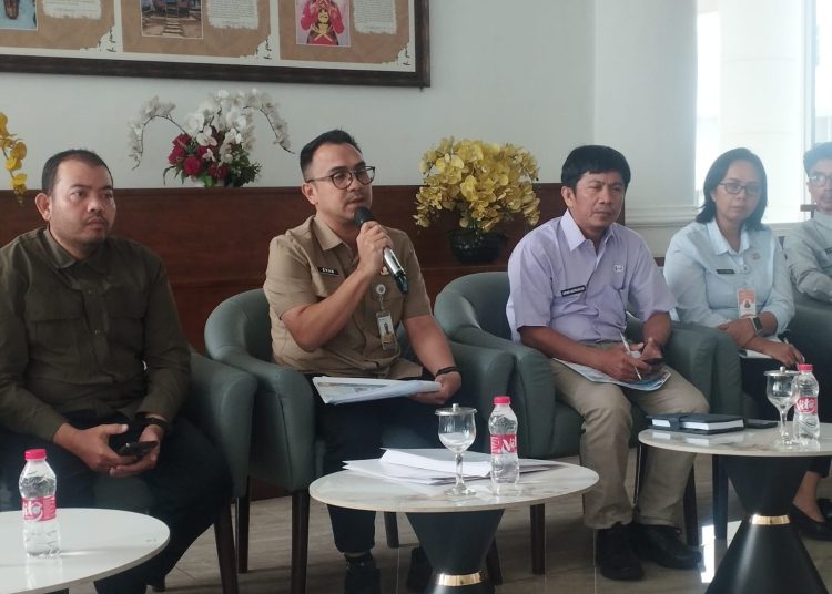 Kepala Biro Perekonomian Setdaprov Sumut,Evan Botung Daulay (dua dari kiri) saat  konferensi pers di lobi Dekranasda, Kantor Gubernur Sumut.(Satunusantara news/Munawar)