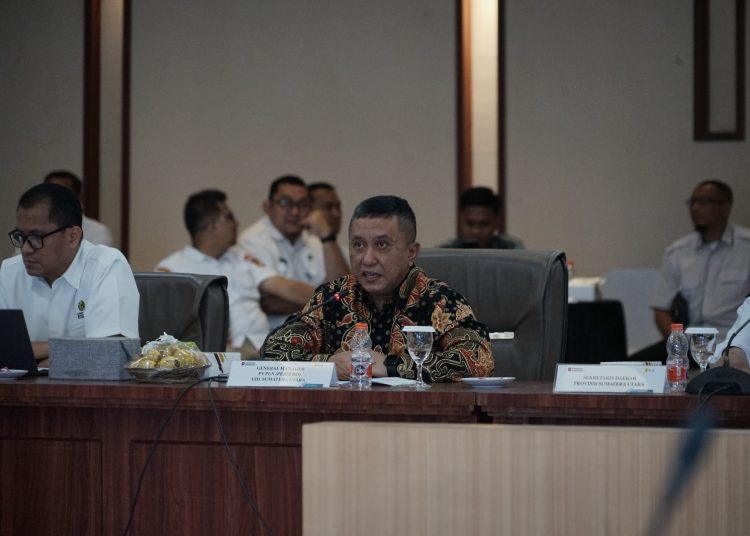 General Manajer PLN UID Sumatera Utara,Riky Mochamad (tengah) saat menyampaikan kesiapan PLN dalam mendukung pembangunan infrastruktur  Lisdes serta pentingnya sinergi dengan pemerintah.(Satunusantara news/Humas PLN UID Sumut)