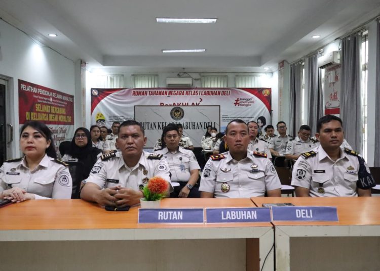 Kepala Rutan KelasI Labuhan Deli,Eksa Rahnujulian (dua kanan) saat mengikuti rakor secara virtual di Rutan Labuhan Deli.(Satunusantara news/HO-Rutan Labuhan Deli)