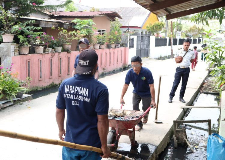 Lapas Kelas I Labuhan Deli melibatkan warga binaan pemasyarakatan saat mengadakan kegiatan gotong royong di area lingkungan Rutan Labuhan Deli.(Satunusantara news/HO-Rutan Labuhan Deli).