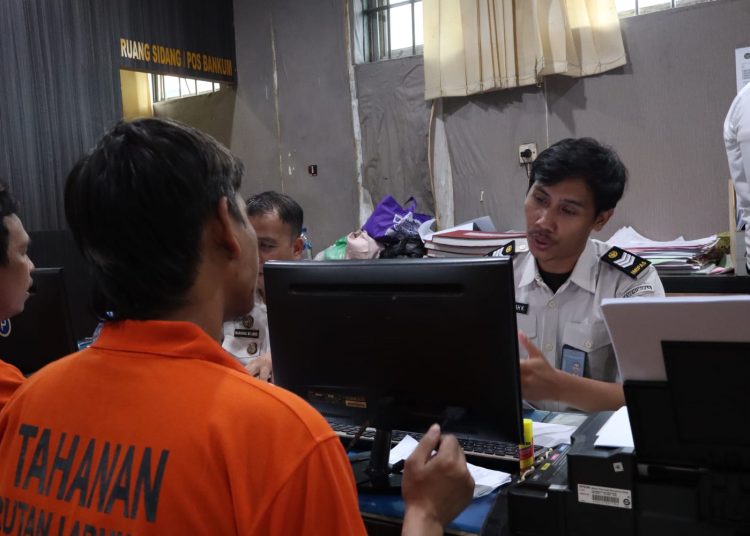 Petugas Lapas Kelas I Labuhan Deli, (kanan) saat melaksanakan asesmen rehabilitasi bagi warga binaan di Rutan Labuhan Deli.(Satunusantara news/HO-Rutan Labuhan Deli).