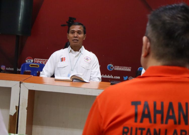 Dharmaduta, Karyadi (kiri)  saat Sharing Darma bersama warga binaan di Rutan Kelas I Labuhan Deli, untuk mendalami nilai-nilai ajaran Budha.(Satunusantara news/HO-Rutan Labuhan Deli).