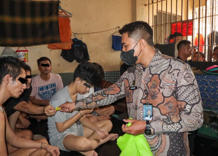 Petugas Rutan Kelas I Labuhan Deli (kanan) saat menyerahkan bantuan vitamin C kepada warga binaan di Rutan Labuhan Deli.(Satunusantara news/HO-Rutan Labuhan Deli).