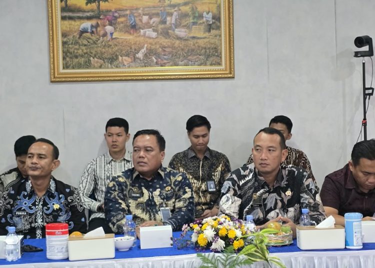 Kepala Rutan Kelas I Labuhan Deli, Eksa Rahnujulian (dua dari kanan) saat mengikuti kegiatan Penguatan Pemahaman Tata Cara Penyelenggaraan Kerja Sama dan Advokasi Hukum di lingkungan Kemenimipas  di Kantor Imigrasi Kelas I Khusus TPI Medan.(Satunusantara news/HO-Rutan Labuhan Deli).