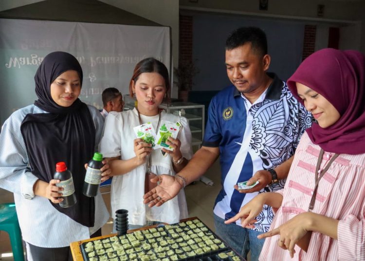 Petugas Rutan Kelas I Labuhan Deli mengembangkan program pembinaan kemandiarian bagi WBP melalui kegiatan penyemaian benih sayuran hidropojik di Rutan Labuhan Deli.(Satunusantara news/HO-Rutan Labuhan Deli).
