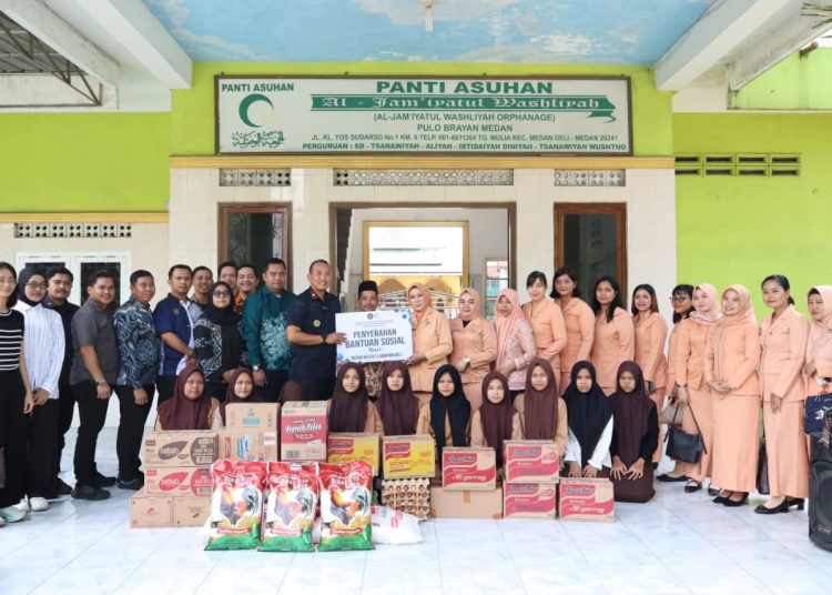 Kepala Rutan Kelas I Labuhan Deli, Eksa Rahnujulian (tengah) saat menyerahkan bantuan kepada Kepala Panti Asuhan Al Jami'yatul Al Washliyah H.Darius.(Satunusantara news/HO-Rutan Labuhan Deli)