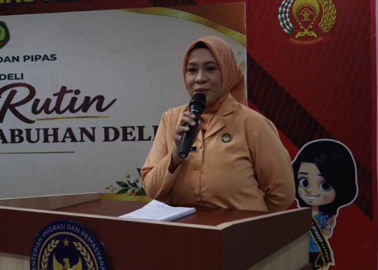 Ketua DWP Rutan Kelas I Labuhan Deli, Ibu Lina Rahmawaty Eksa, saat menyampaikan sambutan pada pertemuan rutin bulanan di Rutan Labuhan Deli.(Satunusantara news/HO-Rutan Labuhan Deli).