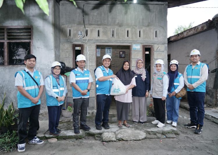 General Manajer PLN UID Sumut, Riky Mochamad (empat dari kiri) saat menyerahkan paket sembako dari YBM PLN UP3 Lubuk Pakam kepada penerima manfaat, bersama Direktur Pembinaan Ketenagalistrikan  Strategis ESDM, Andriah Misna (empat dari kanan), serta jajaran PLN di Kabupaten Deli Serdang.(Satunusantara news/HO-Humas PLN UID Sumut).