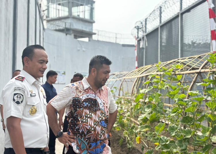 Kepala Lapas Kelas I Medan, Fonika Affandi (kiri) saat mendampingi kunjungan Tim Uji Petik Penyusunan Pedoman Ketahanan Pangan Ditjen Pemasyarakatan, Kementerian Imigrasi dan Pemasyarakatan, Parlindungan Siregar di Lapas Medan.(Satunusantara news/HO- Lapas Medan).