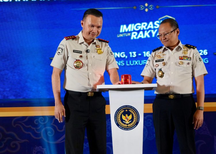 Direktur Jenderal Imigrasi, Hendarsam Marantoko (kiri) saat membuka Rapat Koordinasi Pengawasan dan Penindakan Keimigrasian di Bandung.(Satunusantara news/HO-Humas Kanwil Imigrasi Sumut).