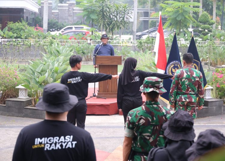 Kakanwil Ditjen Imigrasi Sumut, Dr.Parlindungan,SH,MH (tengah) saat membuka kegiatan Kesamaptaan di Kabupaten Deliserdang.(Satunusantara news/Humas Kanwil Imigrasi Sumut).