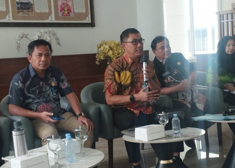 Kepala Dinas LHK Sumut, Heri Wahyudi Marpaung (tengah) saat konferensi pers di Kantor Gubernur Sumut.(Satunusantara news/Munawar).