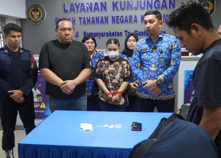 Kepala Kesatuan Pengamanan Ruatan Kelas I Medan, Yoslan J.H. Doloksaribu (empat dari kiri) saat memperlihatkan hail tangkapan narktika jenis sabu dan pil ektasi yang dibawa pengunjung wanita,ES di Rutan Medan.(Satunusantara news/HO-Rutan Kelas I Medan).