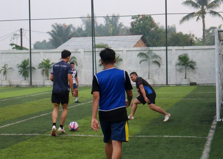 Pegawai Rutan Kelas I Labuhan Deli, saat melaksanakan kegiatan olahraga mini soccer bertempat di Lapangan Prima Mini Soccer.(Satunusantara news/HO-Rutan Labuhan Deli).