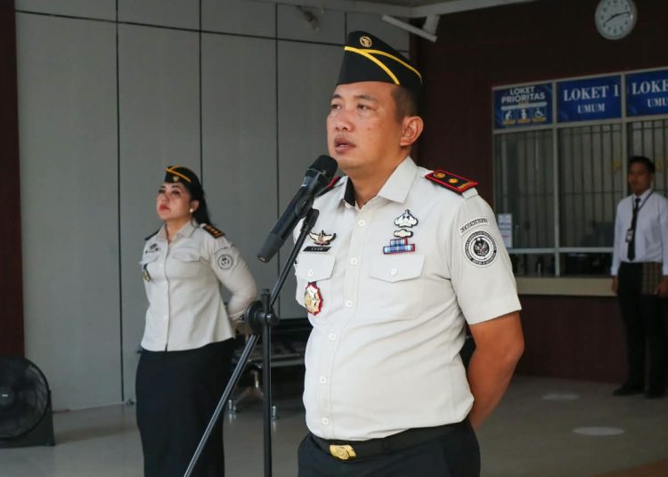 Kepala Rutan Kelas I Labuhan Deli, Eksa Rahnujulian, pada acara apel pagi yang diikuiti pejabat struktural. staf dan peserta magang di halaman Rutan Labuhan Deli.(Satunusantara news/HO-Rutan Labuhan Deli).