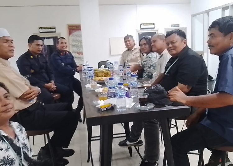 Kepala Rumah Tahanan Negara Kelas I Labuhan Deli, Eksa Rahnuzulian (empat dari kiri) saat  menerima Tim Delapan Media di Rutan Labuhan Deli.(Satunusantara news/HO-Istimewa).