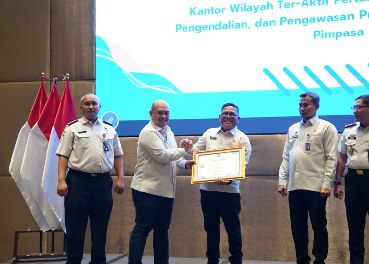 Direktur Intelijen Keimigrasian, Agus Waluyo (dua dari kiri) saat menyerahkan penghargaan kepada Kakanwil Ditjen Imigrasi Sumut, Dr.Parlindungan,SH,MH (tiga dari kanan)  pada kegiatan Bimtek PIMPASA 2026  di Tangerang.(Satunusantara news/HO-Kanwil Imigrasi Sumut).
