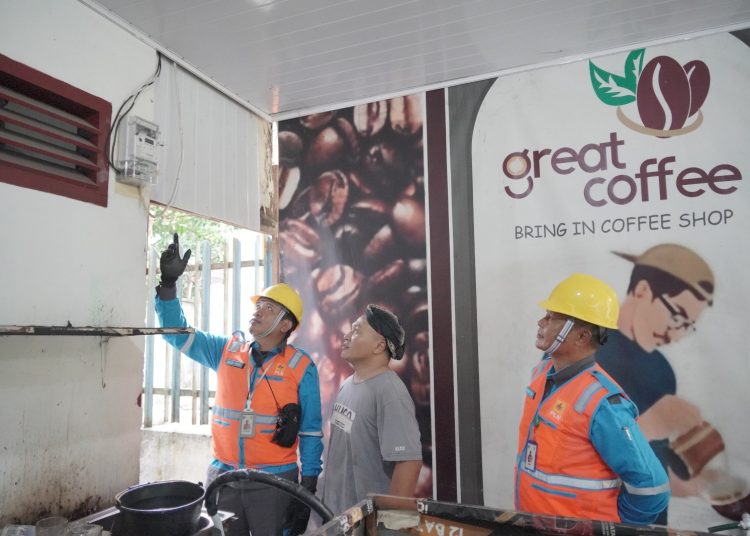 Petugas Pelayanan Teknik, saat setelah melakukan proses penambahan daya pelanggan dengan penggantian peralatan pada KWh meter di Medan.(Satunusantara news/HO-Humas PLN UID Sumut).