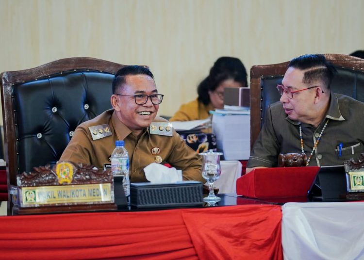 Wakil Wali Kota Medan H. Zakiyuddin Harahap (kiri) bersama Ketua DPRD Medan Wong Chun Sen (kanan) pada Rapat Paripurna DPRD Kota Medan di Gedung DPRD Medan. (Satunusantara news/HO-Diskominfo Medan)