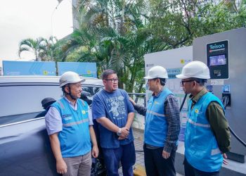 Komisaris Independen PLN kunjungi SPKLU Cambridge Medan berbincang dengan pelanggan tengah isi daya mobil listrik